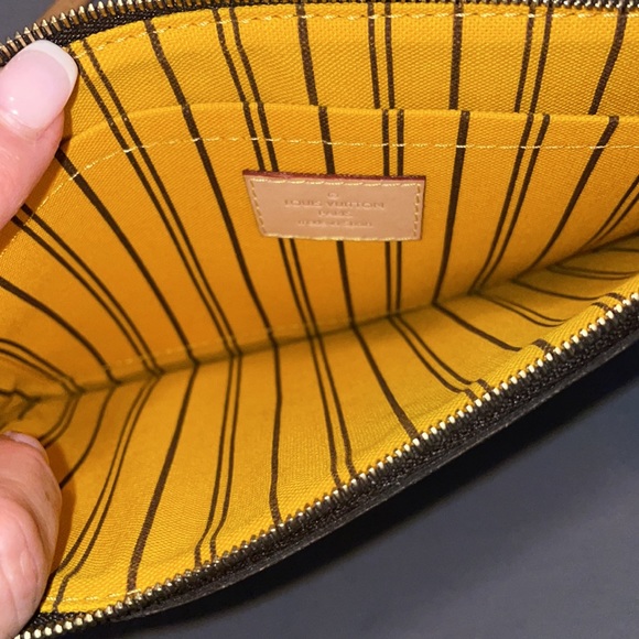 SOLD- Louis Vuitton Monogram Neverfull MM Pouch - Picture 2 of 10